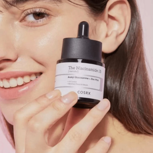 Serul tratament COSRX Niacinamide 15% este aliatul perfect împotriva porilor dilatați și coșurilor. Clarifică pielea și îmbunătățește textura, fără să o usuce. wowskin.ro
